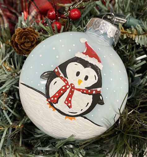 Aesthetic Ornaments Diy, Paint Your Own Bauble Ideas, Things To Paint On Ornaments, Christmas Bulb Painting Ideas, Christmas Ball Painting Ideas, Painting Xmas Ornaments, Painting Baubles Christmas, Painting Christmas Bulbs, Cute Ornament Painting Ideas