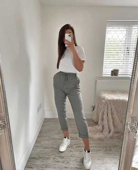 Scrub Pants Outfit Business Casual, Physical Therapy Business Casual, Physiotherapist Outfit, Physical Therapy Student Outfit, Physical Therapist Outfit Work Wear, Physical Therapy Outfit, Light Gray Pants Outfit, Scrub Pants Outfit, Physical Therapist Outfit