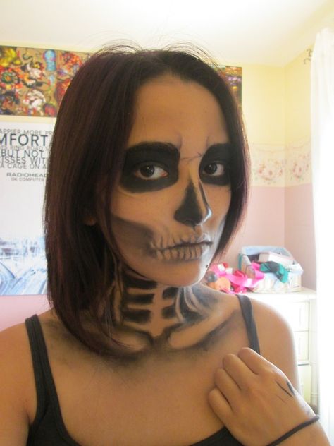 I like the neck make up on this... Skeleton Makeup Neck, Skeleton Neck Makeup, Skeleton Neck, Neck Skeleton, Halloween Skeleton Makeup, Half Skull, Makeup Tumblr, Neck Bones, Halloween Couple