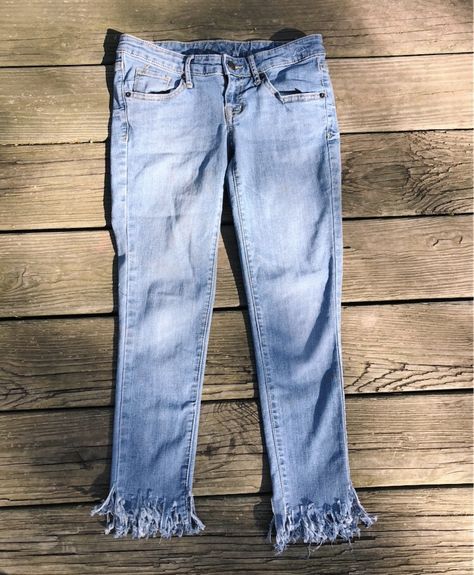 How To Fringe Jeans, How To Fringe Bottom Of Jeans, Diy Fringe Jeans, Diy Patchwork Jeans, Fringed Jeans, Diy Distressed Jeans, Diy Fringe, Cropped Jeans Outfit, Diy Pants