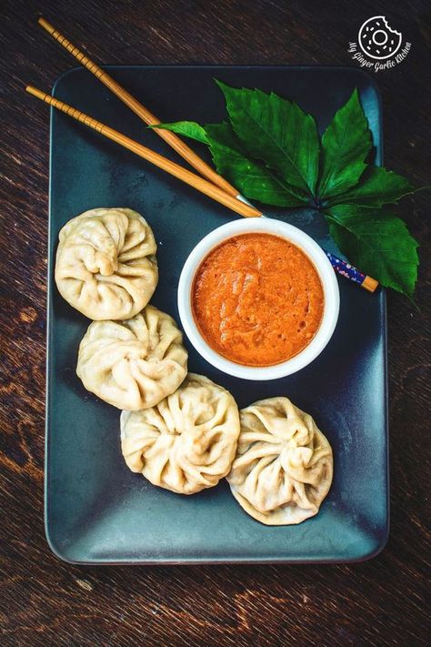 Momo is a type of steamed dumpling with some form of filling. Momo has become a traditional delicacy in Nepal, Tibet, as well as among Nepalese and Tibetan communities in Bhutan. photo collected from :@My Ginger Garlic Kitchen | Anupama Paliwal Dumplings Vegetarian, Cookie Photoshoot, Chili Chutney, Veg Momos, Momos Recipe, Indian Food Photography, Desi Street Food, Dim Sum Recipes, Painting Reference