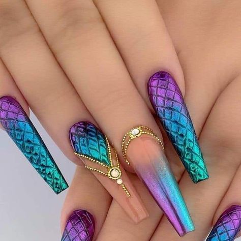 Halloween Mermaid Nails, Mermaid Nails Design Glitter, Aquarius Nails Designs, Peacock Nail Designs, Gel Chrome Nails, Little Mermaid Nails, Cosmic Nails, Peacock Nails, Mermaid Nail Art