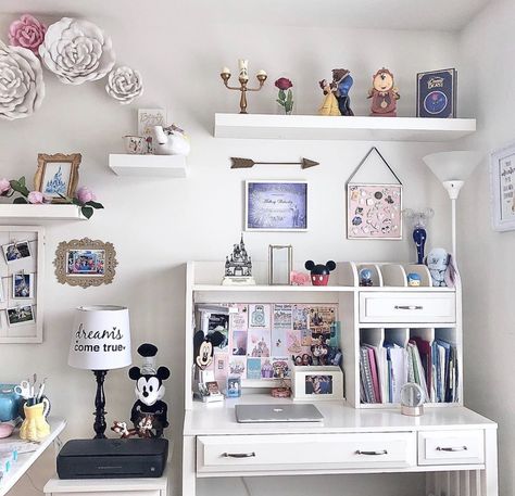 Disney Aesthetic Bedroom, Grown Up Disney Bedroom, Teen Disney Bedroom, Disney Shelf Display, Disney Themed Dorm Room, Disney College Dorm Room Ideas, Disney Home Office Ideas, Disney Shelf Decor, Disney Inspired Office