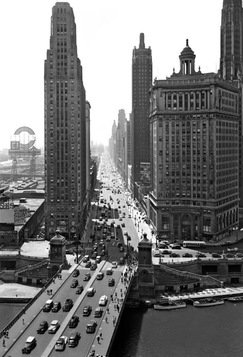 1940s - Michigan Avenue - Growing up in Chicago Michigan Avenue Chicago, Chicago Pictures, Chicago History, Michigan Avenue, Chicago Photos, My Kind Of Town, The Windy City, American Cities, City Photography