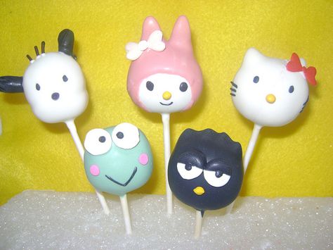 Adorable cake pops Sanrio Cake, Pop Cakes, Kitty Cake, Cartoon Cake, Hello Kitty Characters, Pretty Dessert, Hello Kitty Cake, Hello Kit, Hello Kitty Party