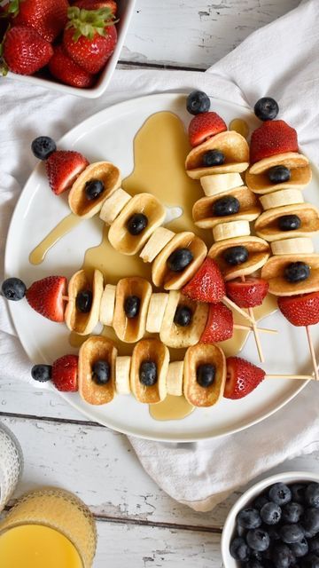 Pancake Platter Ideas, Pancake Presentation, Fruity Breakfast Ideas, Pancake Decoration Ideas, Pancake Decoration, Mini Pancake Skewers, Pancake Designs For Kids, Pancake Skewers, Equinox Celebration