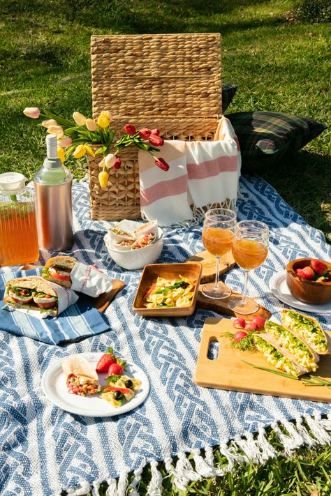 Picnic Ideas Beach, Outdoor Picnic Ideas, Placemat Photography, Winery Picnic, Picnic Basket Diy, Community Picnic, Luxury Picnic Basket, Romantic Picnic Food, Antique Picnic Basket