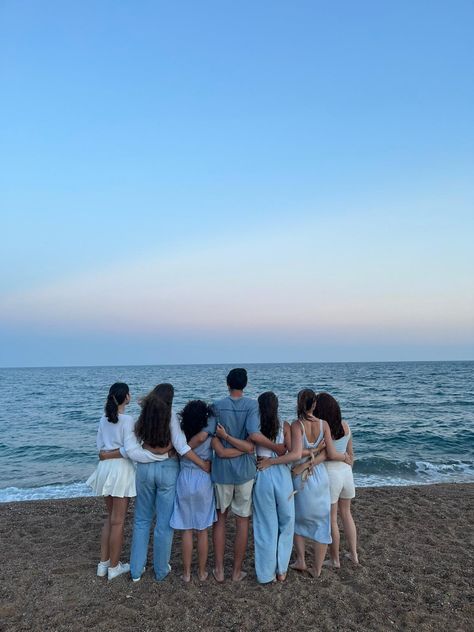 Sea, photoshoot, photos, photo, girls, friends, vacation, photo inspiration Big Group Photoshoot, Beach Photoshoot Friends Group Photos, Group Vacation Pictures, Bhm Photoshoot, Beach Friends Photoshoot, Vacation Pictures Friends, Friends Group Photo, Friends Vacation, Beach Photo Inspiration