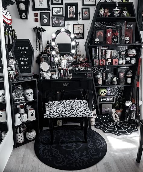 Trad Goth Room Decor, Modern Goth Interior Design, White Goth Room Aesthetic, Black And White Gothic Bedroom, Goth Room Inspiration, Goth Cottagecore Bedroom, Goth Gaming Room, Gothic Apartment Ideas, Emo Apartment