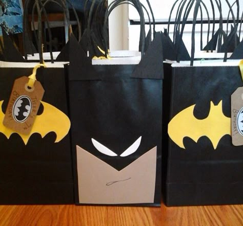 Batman goodie bags                                                                                                                                                                                 Más Batgirl Party, Batman Themed Birthday Party, Batman Baby Shower, Superman Party, Superman Birthday, Batman Theme, Baby Batman, Batman And Batgirl, Batman Birthday Party