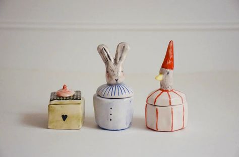 Tiny Pottery Ideas, Useful Ceramic Projects, Clay Handbuilding Ideas, Christmas Pottery Ideas, Handbuilding Pottery Ideas, Handbuilding Pottery, Ceramic Charms, Kids Pottery, Diy Ceramic