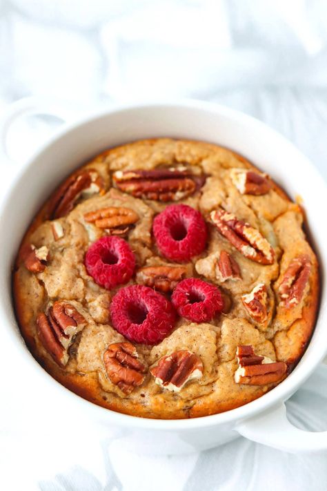 This high protein Cottage Cheese Baked Oats recipe is easy to make and tastes like a soft and tender cake! Packed with protein and fiber, full of toasted pecans and juicy raspberries, and topped with a drizzle of pecan butter, this healthy breakfast is guaranteed to start off your morning right! Cottage Cheese Baking, Baked Oats With Cottage Cheese, Cottage Cheese Baked Oats, High Protein Cottage Cheese Breakfast, High Protein Breakfast Cottage Cheese, High Protein Baked Oats, Protein Eggs With Cottage Cheese, Cottage Cheese Baked, High Protein Breakfast Using Cottage Cheese