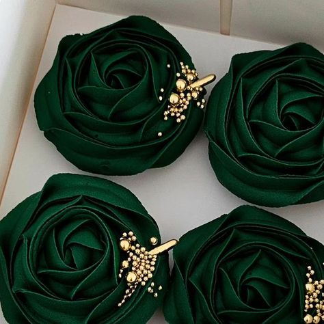 Dark Green Cupcakes, Emerald Green Cupcakes, Emerald Green Cake, Christmas Cakesicles, Rose Frosting, Oct Wedding, Cupcake Toppings, Silver Cupcakes, Dark Green Wedding