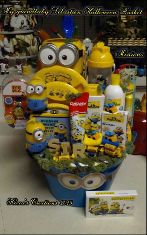 Minions gift basket Minion Basket, Minions Halloween, Secret Pal Gifts, Minion Gifts, Minion Halloween, Candy Themed Party, Halloween Gift Baskets, Kids Gift Baskets, Easter Basket Diy