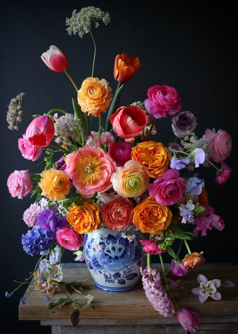 Blue And White Vase, White Vase, Beautiful Flower Arrangements, Deco Floral, Beautiful Bouquet, Beautiful Blooms, Ikebana, Summer Flowers, Love Flowers