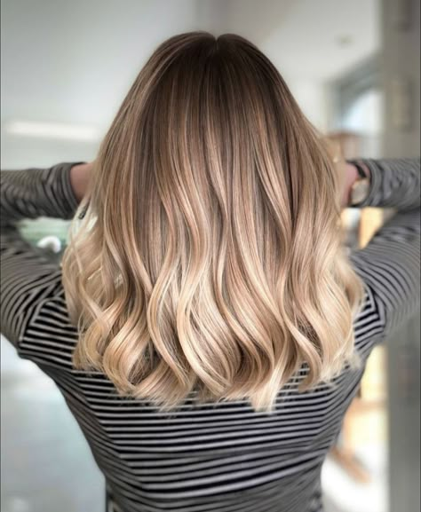 Honey Blonde Balayage Short Hair, Honey Blonde Short Hair, Gold Blonde Balayage, Balayage Hair Short, Looks For Short Hair, Balyage Blonde, Long Bob Balayage, Soft Blonde Hair, Hairstyle Balayage