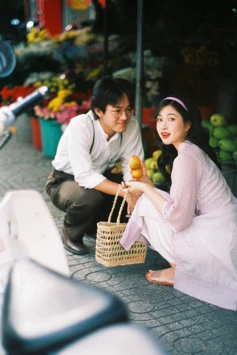 Funny Pre Wedding Photoshoot, Pre Wedding Photoshoot Ideas, Chinese Douyin, Chinese Wedding Photos, Pre Wedding Photoshoot Theme, Wedding Photoshoot Ideas, Couple Photo Ideas, Vietnam Wedding, Pre Wedding Photoshoot Props