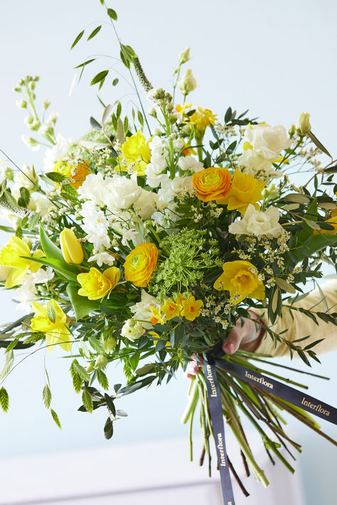 A gorgeous mix of spring favourites in fresh white and yellow colours, plus the season's star: the daffodil. Perfect for your Easter table 💛 Daffodil Bridal Bouquet, Daffodil Bouquet Wedding, Easter Daffodils, Daffodils Bouquet, Floral Bakery, Wedding Anniversary Photoshoot, Daffodil Wedding, Daffodil Bouquet, Flower Arrangements Bouquets