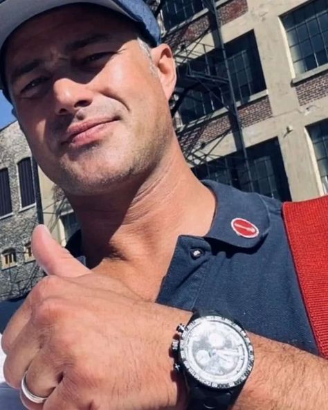 Taylor Kinney Selfie Picture, Taylor Kinney Selfie, Taylor Kinney Shirtless, Burned Hand Pic, Kelly Severide, Taylor Kinney Chicago Fire, Taylor Jackson, Selfie Picture, Jennifer Aniston Hair