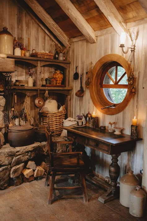 Hobbit Interior Aesthetic, Hobbit Style Bedroom, Lord Of The Rings Home Aesthetic, The Hobbit Decor, Hobbit Interior, Interior Hobbit House, Hobbit Inspired Decor, Hobbitcore Decor, Hobbit Home Decor