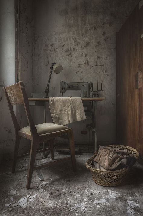 Old Abandoned Buildings, Nikon D700, Abandoned House, Chair Table, Old Room, Abandoned Mansions, Abandoned Buildings, Blender 3d, Old Buildings