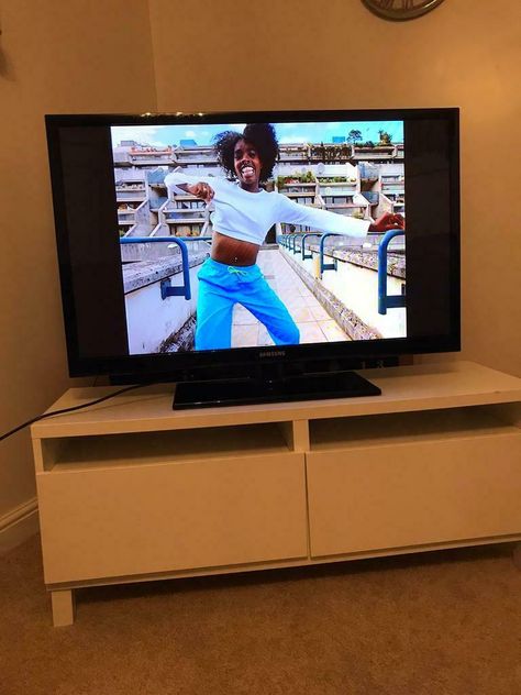 32 Inch Tv In Living Room, 32 Inch Tv In Bedroom, Tv Stands Designs, Tv For Bedroom, 32 Inch Tv, Tv Bed, Tv Stand Designs, Flat Screen Tv, Tv Beds