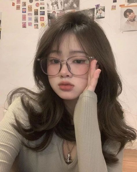 Asian Glasses, Bangs And Glasses, People With Glasses, Glasses For Round Faces, Cute Glasses Frames, Classy Glasses, Fancy Glasses, Glasses Inspiration, Hairstyles With Glasses