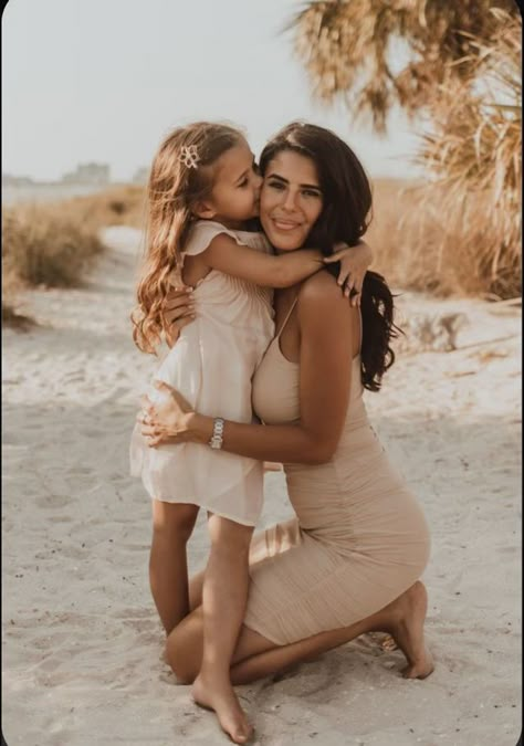 Mom And Daughter Photoshoot Outfits, Beach Pictures With Daughter, Mama And Me Photoshoot Beach, Mother Daughter Summer Photoshoot, Beach Family Photos Single Mom, Mommy Me Beach Photos, Mom And Daughter Family Photos, Diy Mom And Daughter Photoshoot, Beach Family Shoot Ideas