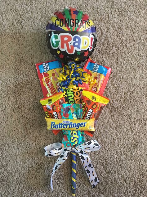 Kindergarten Graduation Basket Ideas, Graduation Bouquet Ideas For Kids, Graduation Candy Gifts Diy, Graduation Gift Ideas For Elementary, Gift Ideas For Kindergarten Graduation, Graduation Gift Bouquet, Kindergarten Graduation Candy Bouquet, Graduation Gift Elementary School, Graduation Candy Bouquet Ideas