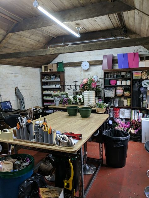 Florist Tools Organization, Florist Home Studio, Florist Workshop Ideas, Florist Work Station, Florist Studio Workspace Home, Floral Workshop Space, Garage Flower Shop, Floral Studio Work Spaces, Lavender Yard