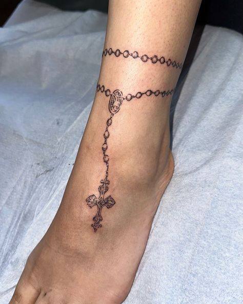 j😵line (@jojcap) on X Rosary Tattoo On Ankle, Rosary Ankle Tattoos, Rosary Tattoo Wrist, Roseary Tattoo, Rosary Tattoo, Tats Ideas, Anklet Tattoos, Neck Tattoos Women, Cute Tats