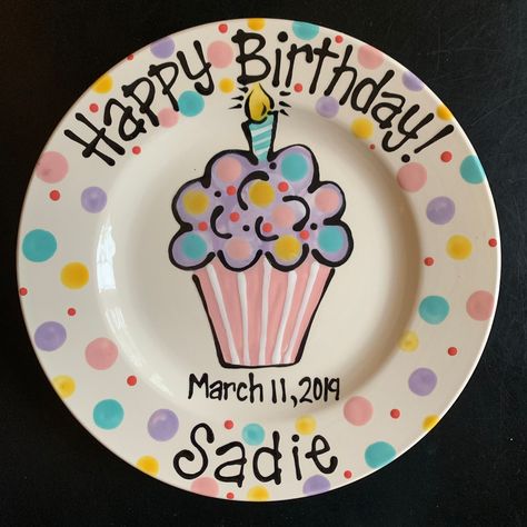 Birthday Plates Diy, Happy Birthday Plate, Birthday Cake Plate, Personalized Birthday Plate, Pastel Cupcakes, Painted Ceramic Plates, Diy Pottery Painting, Colorful Cupcakes, Kids Plates