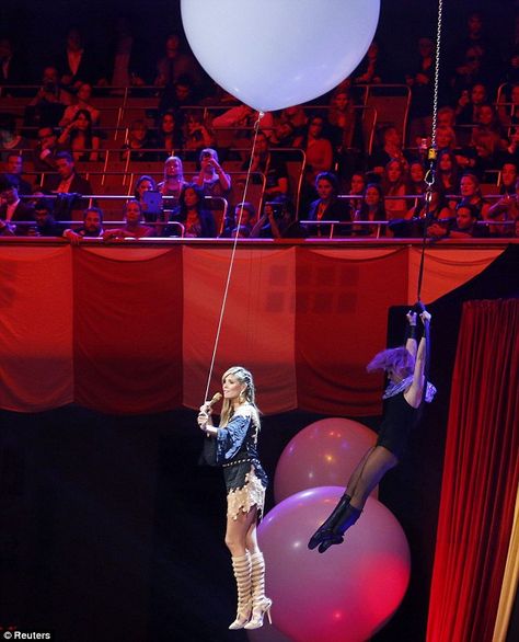 What an entrance: The host drops from the ceiling by a giant balloon wearing yet another outfit Blue And Gold Dress, Huge Balloons, Giant Balloon, Beautiful Balloons, Big Balloons, Giant Balloons, The Host, Heidi Klum, The Ceiling