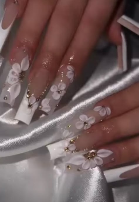 White Elegant Acrylic Nails, White Glamour Nails, White Acrylic Nails For Graduation, Nails Simple White Design, Latina Nails Acrylic White, Nails For Graduation White, Blingy White Nails, Cute White And Gold Acrylic Nails, White Nails 3d Design