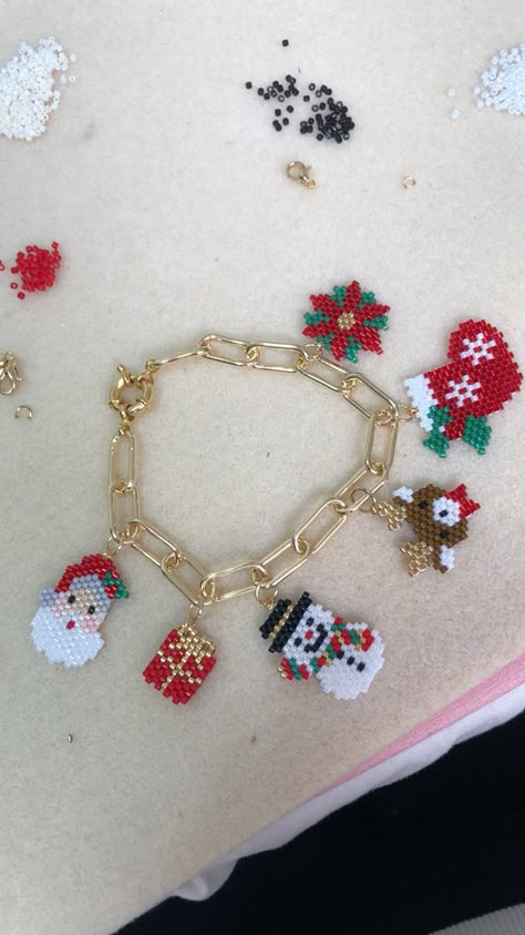 Christmas Jewelry Diy, Miyuki Beads Pattern, Beaded Braclets, Seed Bead Crafts, Doll Jewelry, Christmas Bead, Beaded Earrings Patterns, Beaded Crafts, Handmade Beaded Jewelry