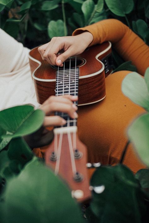 Photoshoot With Ukulele, Music Themed Photoshoot, Musician Photoshoot Outdoor, Ukulele Photoshoot, Musician Photoshoot Ideas, Ukulele Aesthetic, Singer Photoshoot, Ukulele Photography, Music Photoshoot