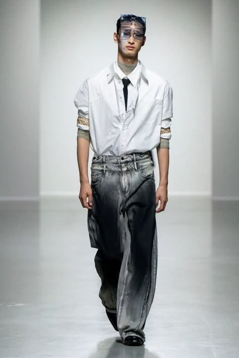 Feng Chen Wang Spring 2025 Ready-to-Wear Runway, Fashion Show & Collection Review [PHOTOS] Japanese Streetwear Mens, Styling Aesthetic, Mens Runway Fashion, Feng Chen Wang, Paris Fashion Week Men, Thailand Fashion, Design Pants, Denim Men, Men Fashion Show