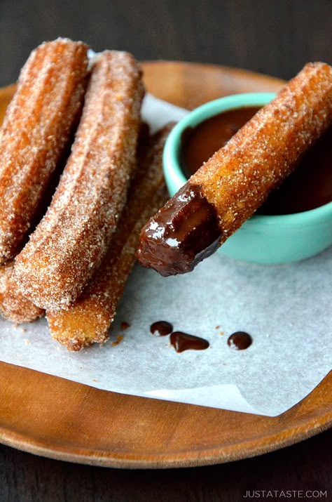 Churros Recipes, Homemade Churros Recipe, Easy Churros, Peruvian Desserts, Chocolate Sauce Recipes, Homemade Churros, Chocolate Dipping Sauce, Mexican Desserts, Churros Recipe