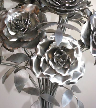 Potential welding project - flower Junk Metal Art, Metal Sculpture Artists, Metal Roses, Welding Art Projects, Metal Tree Wall Art, Tig Welding, Metal Tree, Metal Flower, Metal Projects