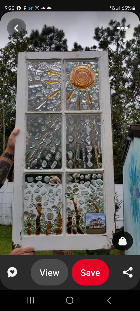 Windows In Garden, Old Window Art, Sea Glass Window Art, Sea Glass Window, Mosaic Window, Broken Glass Crafts, Glassware Garden Art, Window Crafts, Window Panes