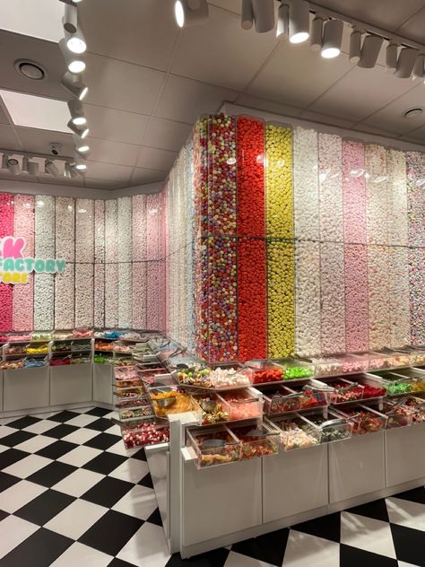 Candy Room In House, Candy Shop Aesthetic, Candy Store Design, Dr Kitchen, Candy Room, Chocolate Stores, Building Aesthetic, Candy Display, Candy Boutique