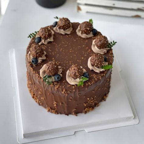 Ferrero Cake, Chocolate Gelato Recipe, Chocolate Bar Cakes, Chocolate Gelato, Pastry Chocolate, Resipi Kek, Birthday Cake Decorating Ideas, Chocolate Cake Designs, Cake Cafe