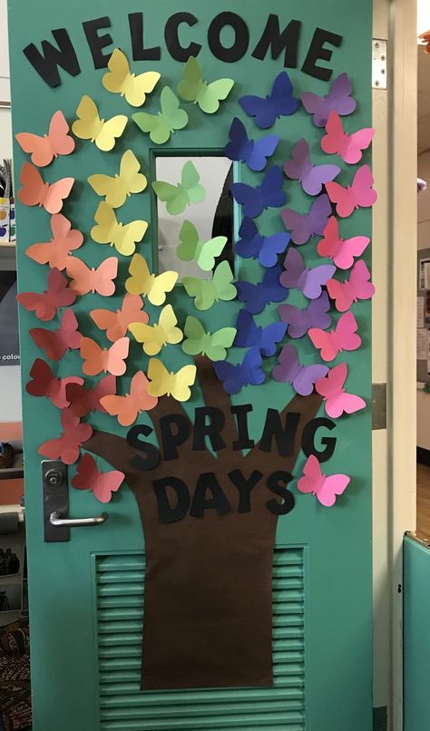 Lovely Spring themed classroom door! Head over to Twinkl to find lots of classroom teaching resources, ideas and display packs.   #classroom #classroomdoor #door #display #teaching #teachingresources #twinkl #twinklresources #education #displayideas #Spring #bulletinboard #school Easter Classroom Door, Spring Classroom Door, Classroom Door Decorating, Easter Classroom, Spring Door Decoration, Classroom Door Decorations, Easter School, Classroom Door Decor, Classroom Door Ideas