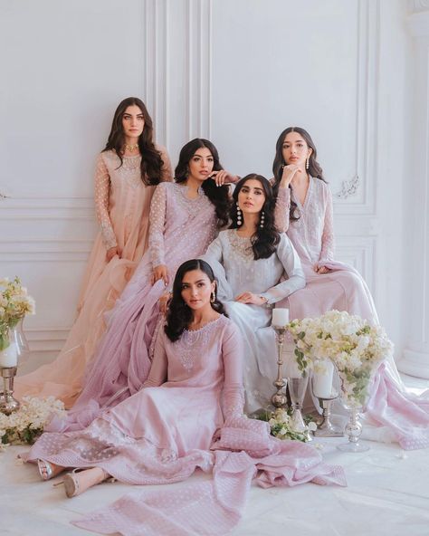 Bride Photo With Friends, Wedding Pose With Friends, Wedding Photography Poses Friends, Bride Poses With Friends, Groom And Sister Photo Ideas, Bridal Photoshoot With Bridesmaid, Photo Poses For Sisters Wedding, Wedding Poses With Sister, Bride With Friends Photoshoot