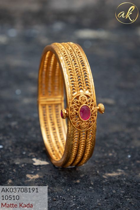 Kada Designs Gold For Women, Single Kada Designs Gold For Women, Single Gold Bangle Designs, Ladies Kada Gold, Single Bangle Designs Gold, Kada Designs Gold, Emerald Bangles, Gold Jewellery India, Single Bangle