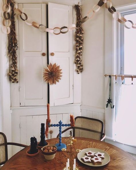 Lisa Przystup (@brass__tacks) • Instagram photos and videos Folk Christmas, Happy Winter Solstice, Modern Folk, Brass Tacks, Farmhouse Holiday, Diy Garland, Paper Garland, Seasonal Crafts, Country Farmhouse Decor