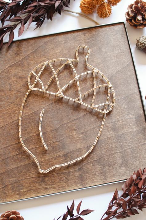 Halloween String Art, Autumn Crafts For Adults, String Art Patterns Free, Fall Crafts For Adults, Diy Projects For Men, Acorn Decorations, Pen Craft, String Art Templates, Leaf Outline