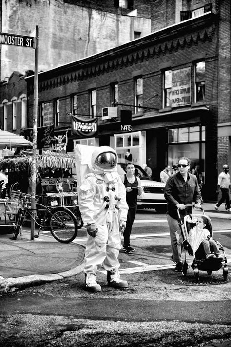 Interview: Dynamic Street Shots Document the Quirky Everyday Scenes of New York City - My Modern Met Astronaut Photography, Quirky Photography, Everyday Scenes, Photography Essentials, New York Graffiti, Graffiti Tattoo, Black And White Photo Wall, Black And White City, Black And White Picture Wall