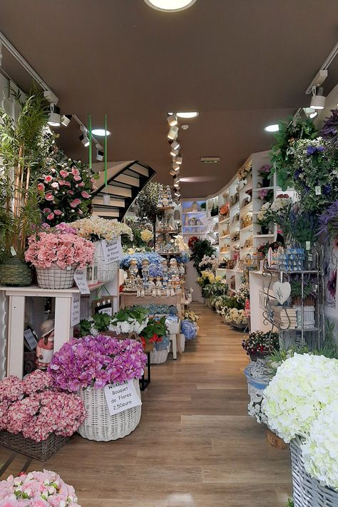 Flower Shop Asethic, Flower Shop Owner Aesthetic, Flower Shop Aesthetic Korea, Small Florist Shop Interior, Bloxburg Flower Shop, Floral Shop Aesthetic, Flower Shop Exterior, Florist Shop Aesthetic, Flower Shop Background