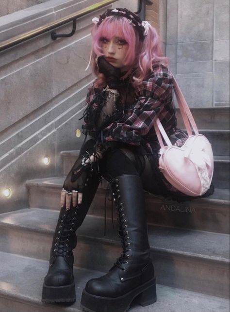 Pastel Rock, Alt Pink Outfit, Pink Pastel Goth Outfit, Pink Goth Aesthetic Outfits, Pastel Punk Outfits, Pink Goth Outfits, Pink And Black Alt Outfit, Draculaura Aesthetic Outfit, Pink Alt